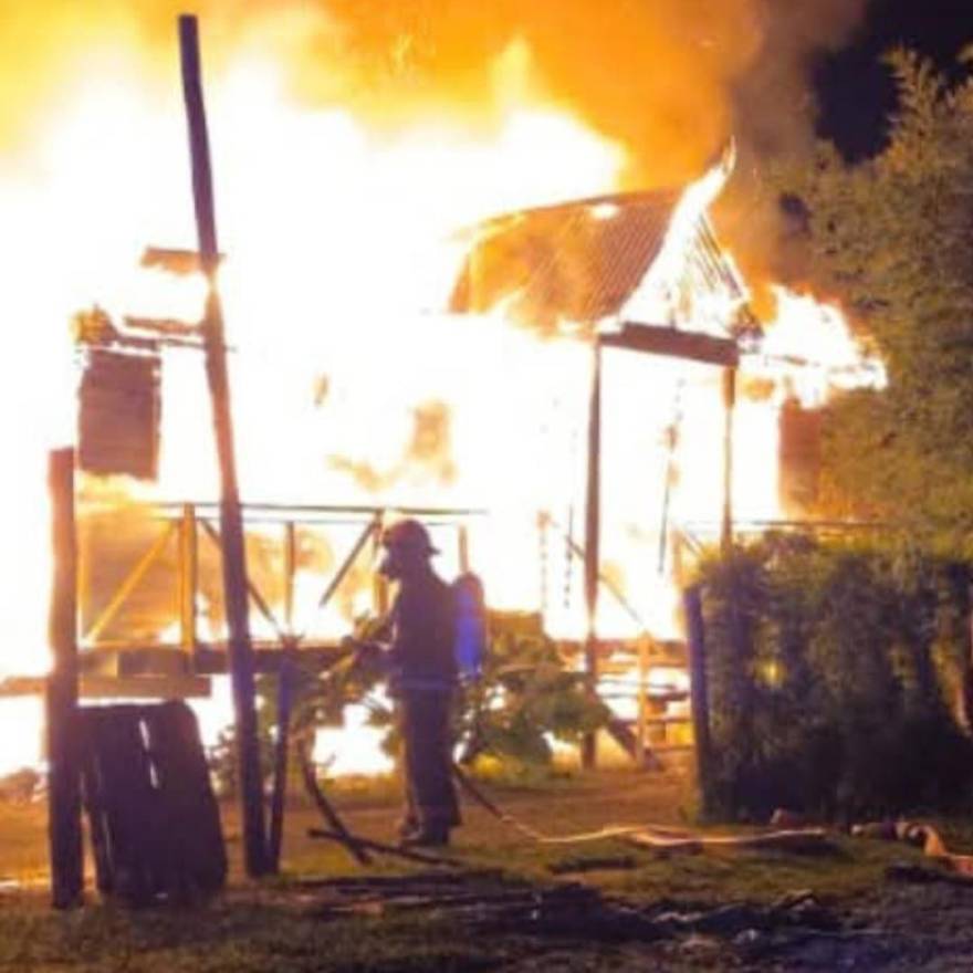 Por un incendio, perdió su casa y su comercio